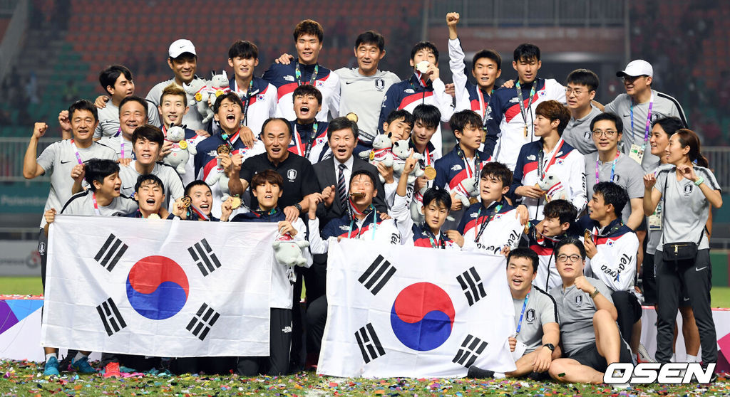 시작은 미약했지만 그 끝은 창대했다.김학범호의 와일드 카드 공격수 황의조(감바 오사카)에게 꼭 어울리는 문구다. 김학범 감독이 이끄는 아시안게임 남자 축구대표팀은 1일(한국시간) 밤 인도네시아 보고르 파칸사리 스타디움서 열린 2018 자카르타-팔렘방 아시안게임 남자 축구 결승전서 일본과 연장 혈투 끝에 2-1로 승리했다. 연장 전반 3분 이승우의 천금 선제골과 연장 전반 11분 황희찬의 결승골을 더해 금메달을 확정지었다.경기 후 한국 축구대표팀 선수들 및 코칭스태프, 관계자들이 포토타임을 갖고 있다. / sunday@osen.co.kr