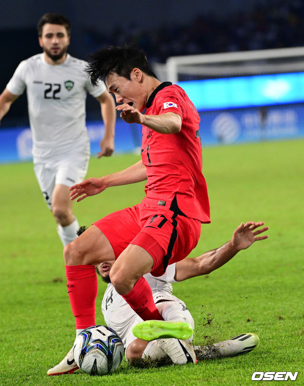 4일 오후 중국 항저우 황룽 스포츠센터 스타디움에서 ‘2022 항저우 아시안게임’ 남자축구 4강 대한민국과 우즈베키스탄의 경기가 열렸다.후반 한국 엄원상이 우즈벡의 거친 태클을 받고 있다. 2023.10.04 / dreamer@osen.co.kr