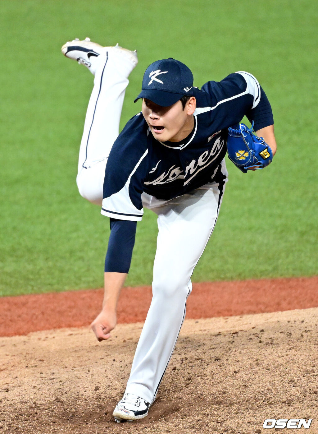 2일 오후 중국 항저우 사오싱 야구장에서 '제19회 항저우아시안게임' 야구 조별리그 2차전 대한민국과 대만의 경기가 열렸다. 6회말 2사 1, 2루 상황 마운드에 오른 한국 박영현이 힘차게 공을 뿌리고 있다. 2023.10.02 / dreamer@osen.co.kr