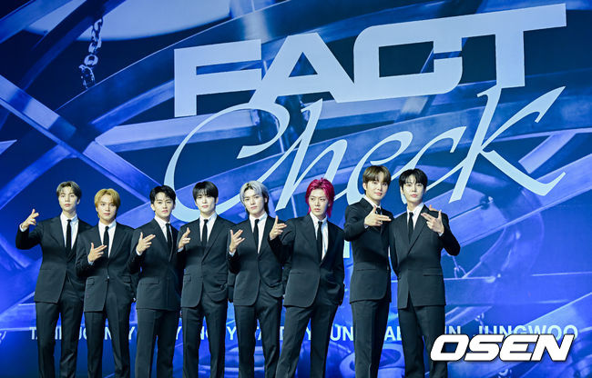 6일 오전 서울 여의도 콘래드호텔에서 NCT 127 정규 5집 ‘Fact Check’ 발매 기념 기자간담회가 열렸다.<br />NCT 127 쟈니, 해찬, 마크, 재현, 태용, 유타, 정우, 도영이 포토타임을 하고 있다. 2023.10.06 /jpnews@osen.co.kr