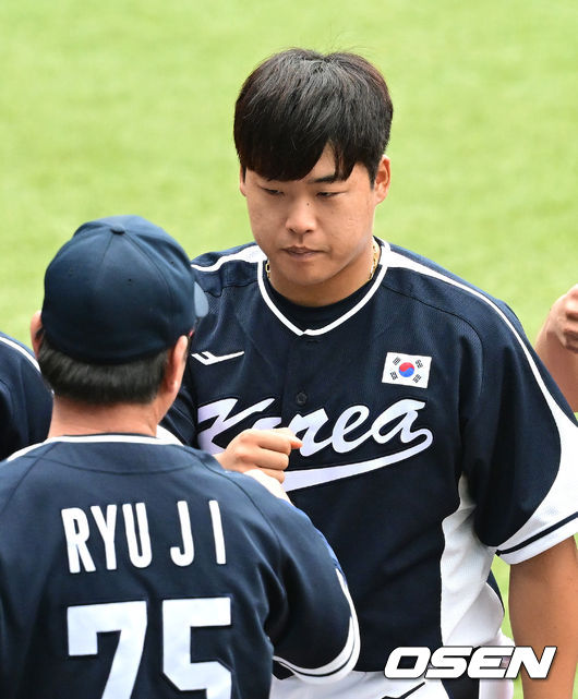 한국이 중국을 가볍게 누르고 결승에 진출했다.한국은 6일(이하 한국시간) 중국 저장성 사오싱 야구장에서 열린 2022 항저우 아시안게임 슈퍼 라운드 2차전에서 중국을 8-1로 제압했다.경기를 마치고 한국 강백호와 중일 감독이 인사를 나누고 있다. 2023.10.06 / dreamer@osen.co.kr