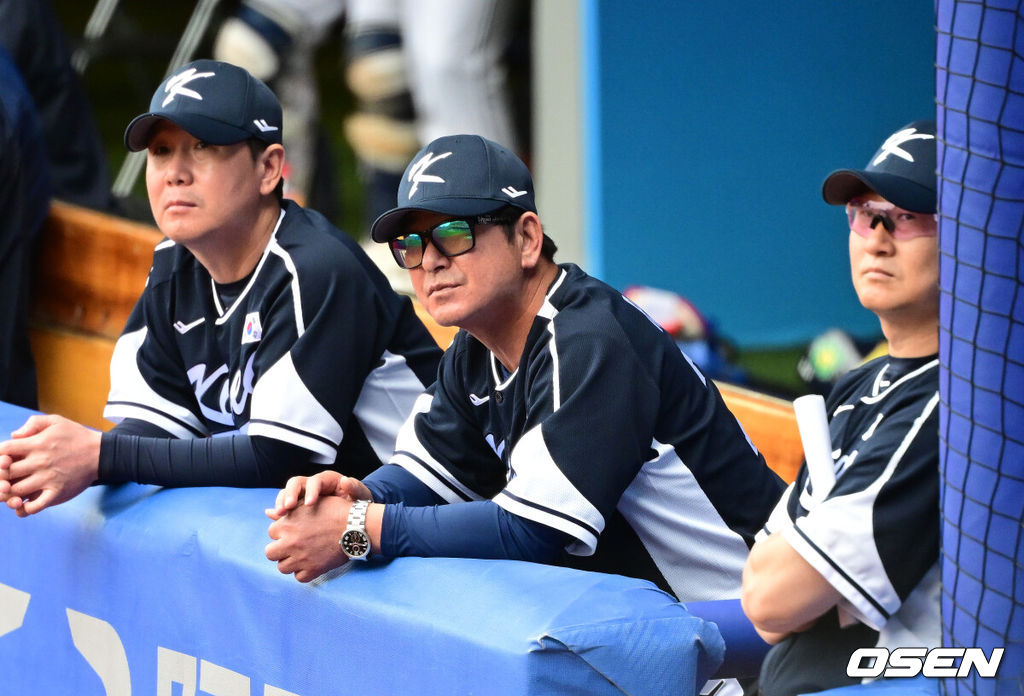 한국이 중국을 가볍게 누르고 결승에 진출했다. 한국은 6일(이하 한국시간) 중국 저장성 사오싱 야구장에서 열린 2022 항저우 아시안게임 슈퍼 라운드 2차전에서 중국을 8-1로 제압했다.9회말 한국 류중일 감독과 코칭스태프가 그라운드를 주시하고 있다. 2023.10.06 / dreamer@osen.co.kr