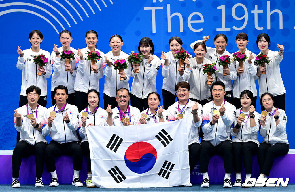 한국 여자 배드민턴이 홈팀 중국을 잡고 29년 만에 단체전 금메달을 목에 걸었다.대한민국 배드민턴 대표팀은 1일(한국시간) 중국 항저우의 빈장 체육관에서 열린 2022 항저우 아시안게임 배드민턴 여자 단체전 결승에서 3-0으로 중국 제압, 금메달을 따냈다.경기 종료 직후 한국 여자 배드민턴 안세영을 비롯한 선수들과 코칭스태프가 금메달과 함께 포즈를 취하고 있다. 2023.10.01 / dreamer@osen.co.kr