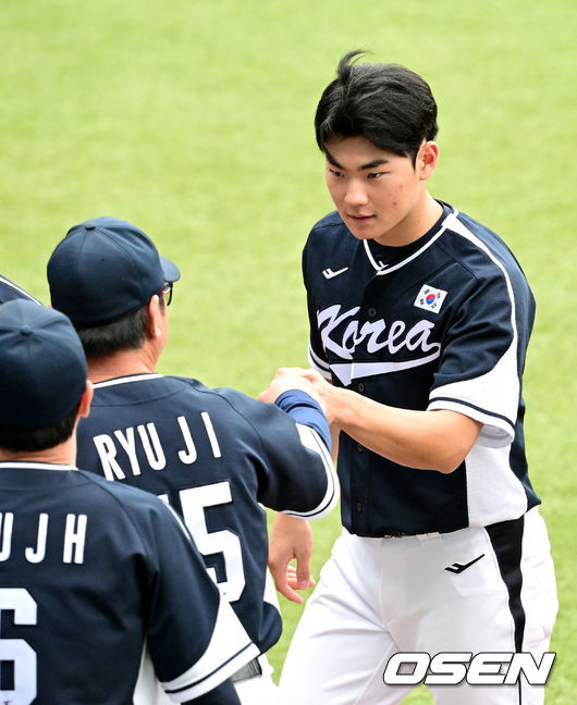 한국이 중국을 가볍게 누르고 결승에 진출했다. 한국은 6일(이하 한국시간) 중국 저장성 사오싱 야구장에서 열린 2022 항저우 아시안게임 슈퍼 라운드 2차전에서 중국을 8-1로 제압했다.경기를 마치고 한국 류중일 감독과 김주원이 인사하고 있다. 2023.10.06 / dreamer@osen.co.kr