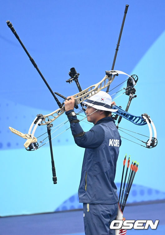 7일 오전 중국 항저우의 푸양 인후 스포츠센터 양궁장에서 열린 ‘2022 항저우 아시안게임' 양궁 컴파운드 남자개인 동메달 결정전에서 대한민국 주재훈과 양재원의 경기가 열렸다. 이날 양재훈은 주재훈을 상대로 147점을 기록, 146점 주재훈을 1점차로 이기며 동메달을 획득했다. 승리가 확정된 순간 대한민국 양재원이 기뻐하고 있다. 2023.10.07 / ksl0919@osen.co.kr