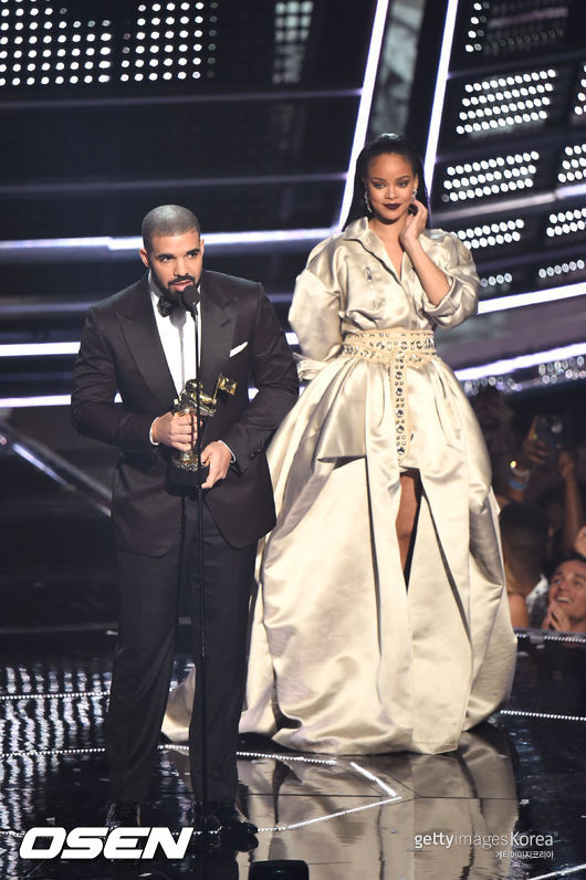 performs onstage during the 2016 MTV Video Music Awards at Madison Square Garden on August 28, 2016 in New York City.