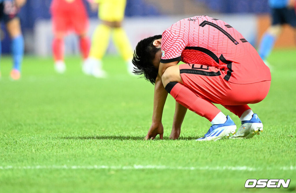  한국이 일본에 패배 수모를 당했다.황선홍 감독이 이끄는 한국 23세 이하(U23) 축구대표팀은 12일 오후 10시(한국시간) 우즈베키스탄 타슈켄트에 위치한 팍타코르 스타디움에서 일본 21세 이하(U21) 대표팀과 '2022 아시아축구연맹(AFC) U23 아시안컵' 8강전을 치러 0-3으로 패했다.경기 종료 후 한국 이강인이 패배에 아쉬워하고 있다. 2022.06.12 /cej@osen.co.kr