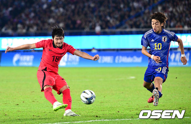 7일 중국 항저우 황룽 스포츠센터 스타디움에서 ‘제19회 항저우 아시안게임’ 남자 축구 결승 대한민국과 일본의 경기가 열렸다.전반 한국 이강인이 슈팅을 시도하고 있다. 2023.10.01 / dreamer@osen.co.kr