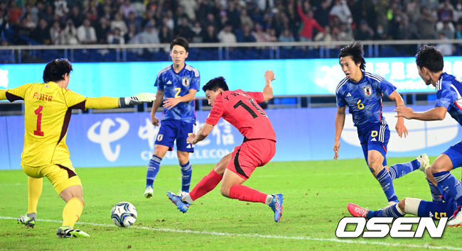 7일 중국 항저우 황룽 스포츠센터 스타디움에서 ‘제19회 항저우 아시안게임’ 남자 축구 결승 대한민국과 일본의 경기가 열렸다.후반 한국 조영욱이 역전골을 작렬시키고 있다. 2023.10.01 / dreamer@osen.co.kr