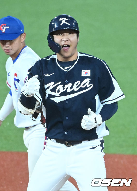 7일 오후 중국 저장성 사오싱 야구·소프트볼 스포츠센터 ‘2022 항저우 아시안게임’ 대한민국과 대만의 결승전 경기가 열렸다.  2회초 대한민국 선두타자 문보경이 2루타를 날린 뒤 세리머니를 하고 있다.  2023.10.07 /ksl0919@osen.co.kr2023.10.07 /ksl0919@osen.co.kr