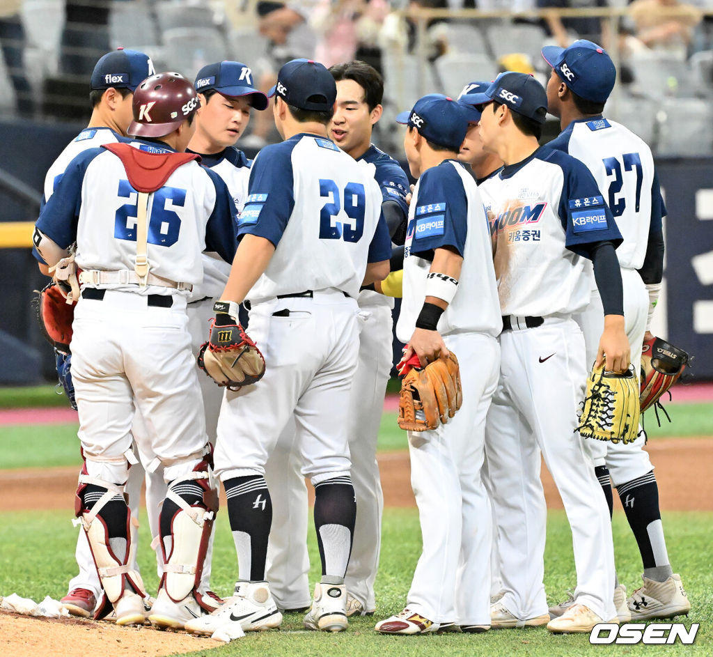 7일 오후 서울 구로구 고척스카이돔에서 ‘2023 신한은행 SOL KBO리그’ 키움 히어로즈와 LG 트윈스의 경기가 열렸다. 이 경기에서 키움이 LG에  7-1로 승리했다. 경기를 마치고 키움 선수들이 마운드 근처에 모여서 하이파이브를 하고 있다. 2023.10.07 /rumi@osen.co.kr