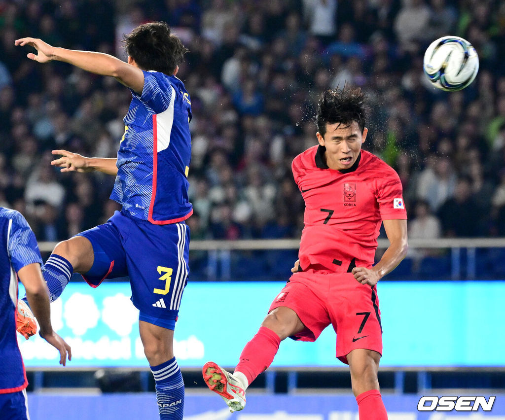 7일 중국 항저우 황룽 스포츠센터 스타디움에서 ‘제19회 항저우 아시안게임’ 남자 축구 결승 대한민국과 일본의 경기가 열렸다.전반 한국 정우영이 동점 헤더골을 작렬시키고 있다. 2023.10.01 / dreamer@osen.co.kr