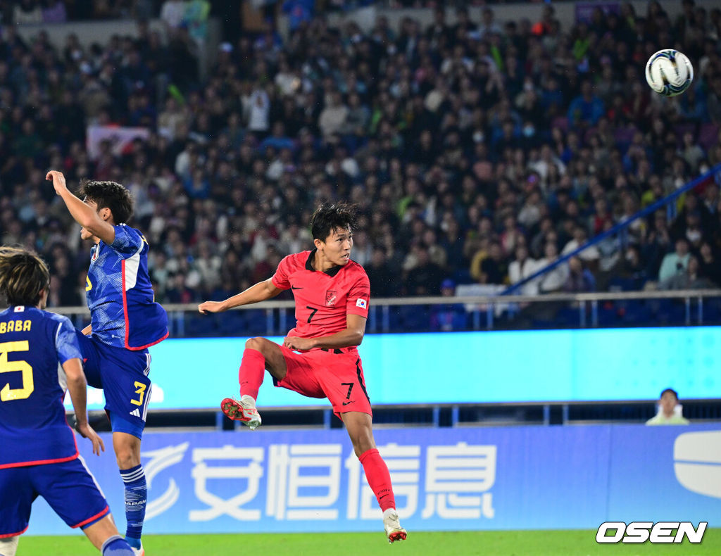 7일 중국 항저우 황룽 스포츠센터 스타디움에서 ‘제19회 항저우 아시안게임’ 남자 축구 결승 대한민국과 일본의 경기가 열렸다.전반 한국 정우영이 동점 헤더골을 작렬시키고 있다. 2023.10.01 / dreamer@osen.co.kr