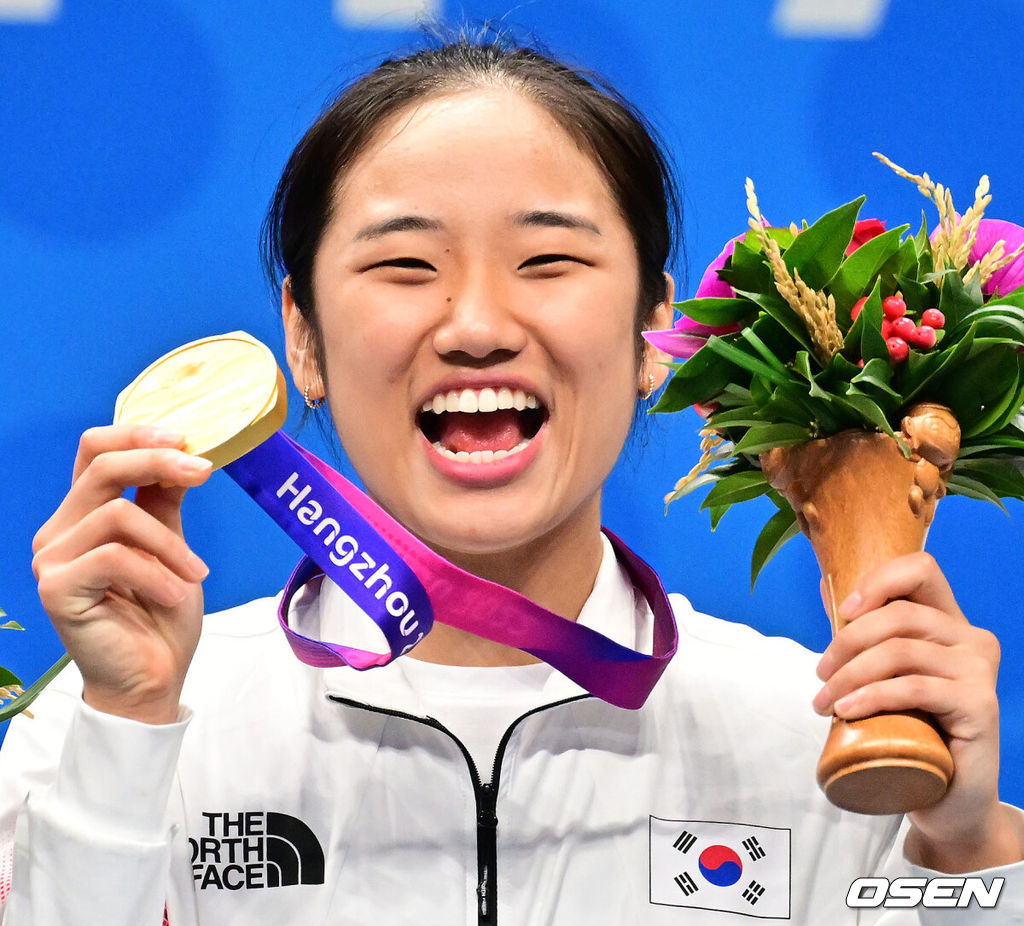 한국 여자 배드민턴이 홈팀 중국을 잡고 29년 만에 단체전 금메달을 목에 걸었다.대한민국 배드민턴 대표팀은 1일(한국시간) 중국 항저우의 빈장 체육관에서 열린 2022 항저우 아시안게임 배드민턴 여자 단체전 결승에서 3-0으로 중국 제압, 금메달을 따냈다.배드민턴 안세영이 금메달과 함께 포즈를 취하고 있다. 2023.10.01 / dreamer@osen.co.kr