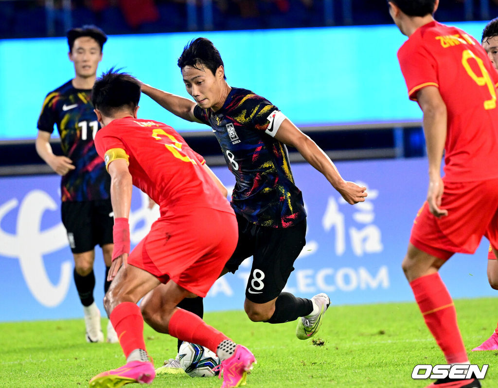 홍현석(24, 헨트)과 송민규(24, 전북)의 연속골이 5만여 중국 관중을 일제히 침묵에 빠뜨렸다. 황선홍호가 중국의 '쿵푸축구'를 극복했다. 황선홍 감독이 이끄는 아시안게임 남자축구대표팀은 1일 오후 9시(한국시간) 중국 항저우의 황룽 스포츠센터 스타디움에서 개최된 '2022 항저우 아시안게임 남자축구 8강전'에서 홍현석의 선제골과 송민규의 추가골이 터져 홈팀 중국에 2-0 쾌승을 거뒀다. 한국은 우즈베키스탄과 4일 4강에서 격돌한다.후반 한국 백승호가 돌파를 펼치고 있다. 2023.10.01 / dreamer@osen.co.kr