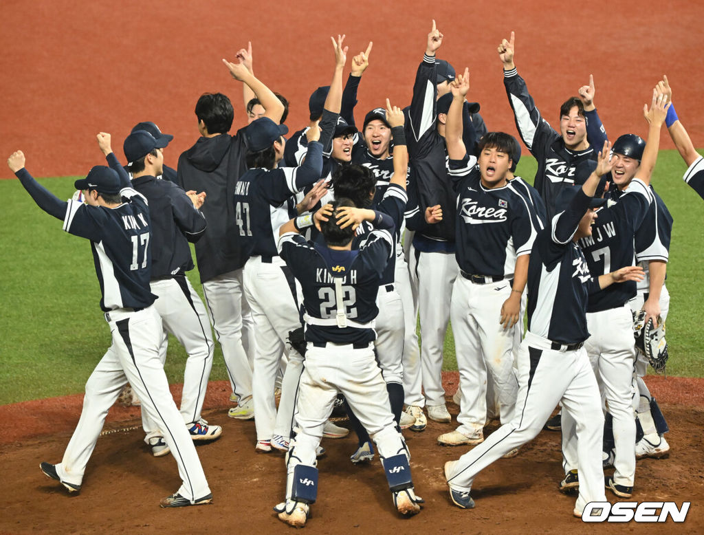 류중일 감독이 이끄는 한국 야구 대표팀이 4회 연속 우승을 차지했다. 한국은 7일(이하 한국시간) 중국 저장성 사오싱 야구장에서 열린 2022 항저우 아시안게임 야구 결승전에서 대만을 2-0으로 눌렀다. 이로써 지난 2일 대만과의 B조 예선 2차전 0-4 완패를 설욕하며 금메달을 목에 걸었다. 승리가 확정된 순간 대한민국 선수들이 기뻐하고 있다. 2023.10.07 /ksl0919@osen.co.kr2023.10.07 /ksl0919@osen.co.kr