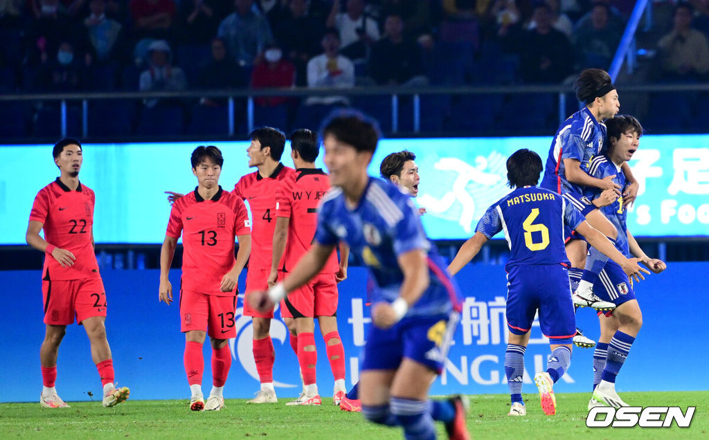 7일 중국 항저우 황룽 스포츠센터 스타디움에서 ‘제19회 항저우 아시안게임’ 남자 축구 결승 대한민국과 일본의 경기가 열렸다.전반 한국 선수들이 실점에 아쉬워하고 있다. 2023.10.01 / dreamer@osen.co.kr