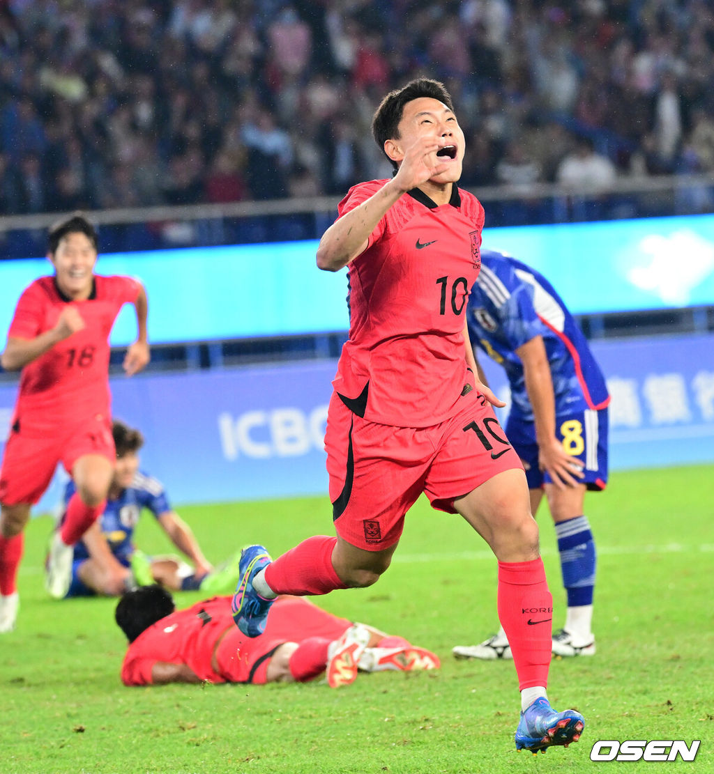 7일 중국 항저우 황룽 스포츠센터 스타디움에서 ‘제19회 항저우 아시안게임’ 남자 축구 결승 대한민국과 일본의 경기가 열렸다.후반 한국 조영욱이 역전골을 작렬시킨 뒤 환호하고 있다. 2023.10.01 / dreamer@osen.co.kr