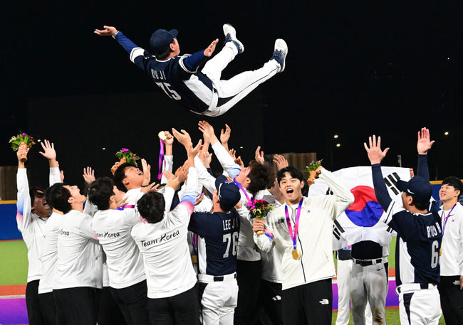 류중일 감독이 이끄는 한국 야구 대표팀이 4회 연속 우승을 차지했다. 한국은 7일(이하 한국시간) 중국 저장성 사오싱 야구장에서 열린 2022 항저우 아시안게임 야구 결승전에서 대만을 2-0으로 눌렀다. 이로써 지난 2일 대만과의 B조 예선 2차전 0-4 완패를 설욕하며 금메달을 목에 걸었다. 경기 종료 후 대한민국 류중일 감독이 헹가래를 받고 있다. 2023.10.07 /ksl0919@osen.co.kr2023.10.07 /ksl0919@osen.co.kr