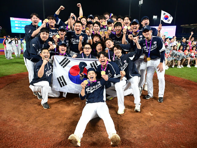 류중일 감독이 이끄는 한국 야구 대표팀이 4회 연속 우승을 차지했다. 한국은 7일(이하 한국시간) 중국 저장성 사오싱 야구장에서 열린 2022 항저우 아시안게임 야구 결승전에서 대만을 2-0으로 눌렀다. 이로써 지난 2일 대만과의 B조 예선 2차전 0-4 완패를 설욕하며 금메달을 목에 걸었다. 경기 종료 후 대한민국 선수들이 세리머니를 하고 있다. 2023.10.07 /ksl0919@osen.co.kr2023.10.07 /ksl0919@osen.co.kr