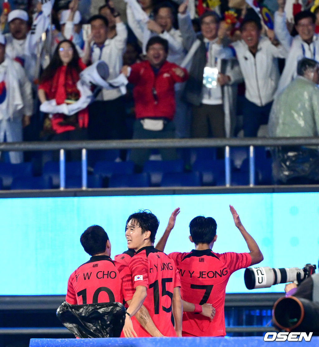 7일 중국 항저우 황룽 스포츠센터 스타디움에서 ‘제19회 항저우 아시안게임’ 남자 축구 결승 대한민국과 일본의 경기가 열렸다.전반 한국 정우영이 동점 헤더골을 작렬시키고 관중석을 향해 세리머니를 하고 있다. 2023.10.01 / dreamer@osen.co.kr