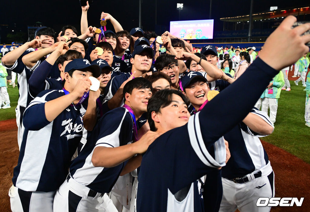 류중일 감독이 이끄는 한국 야구 대표팀이 4회 연속 우승을 차지했다. 한국은 7일(이하 한국시간) 중국 저장성 사오싱 야구장에서 열린 2022 항저우 아시안게임 야구 결승전에서 대만을 2-0으로 눌렀다. 이로써 지난 2일 대만과의 B조 예선 2차전 0-4 완패를 설욕하며 금메달을 목에 걸었다. 경기 종료 후 노시환, 문동주 등 대한민국 선수들이 기념 촬영을 하고 있다. 2023.10.07 /ksl0919@osen.co.kr