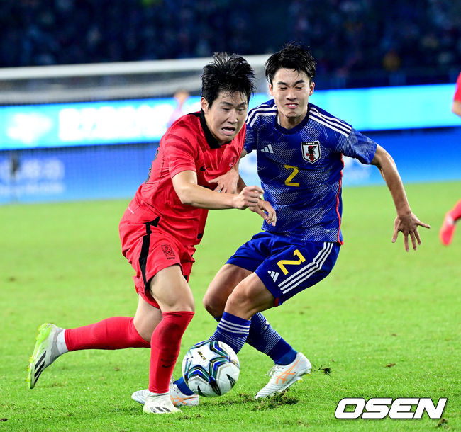 7일 중국 항저우 황룽 스포츠센터 스타디움에서 ‘제19회 항저우 아시안게임’ 남자 축구 결승 대한민국과 일본의 경기가 열렸다.전반 한국 이강인이 돌파를 펼치고 있다. 2023.10.01 / dreamer@osen.co.kr