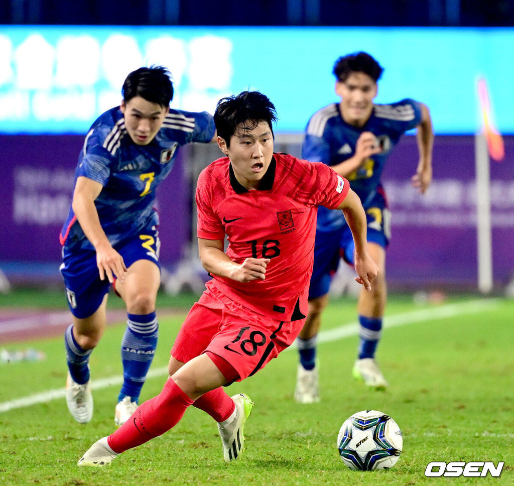 7일 중국 항저우 황룽 스포츠센터 스타디움에서 ‘제19회 항저우 아시안게임’ 남자 축구 결승 대한민국과 일본의 경기가 열렸다.전반 한국 이강인이 돌파를 펼치고 있다. 2023.10.01 / dreamer@osen.co.kr