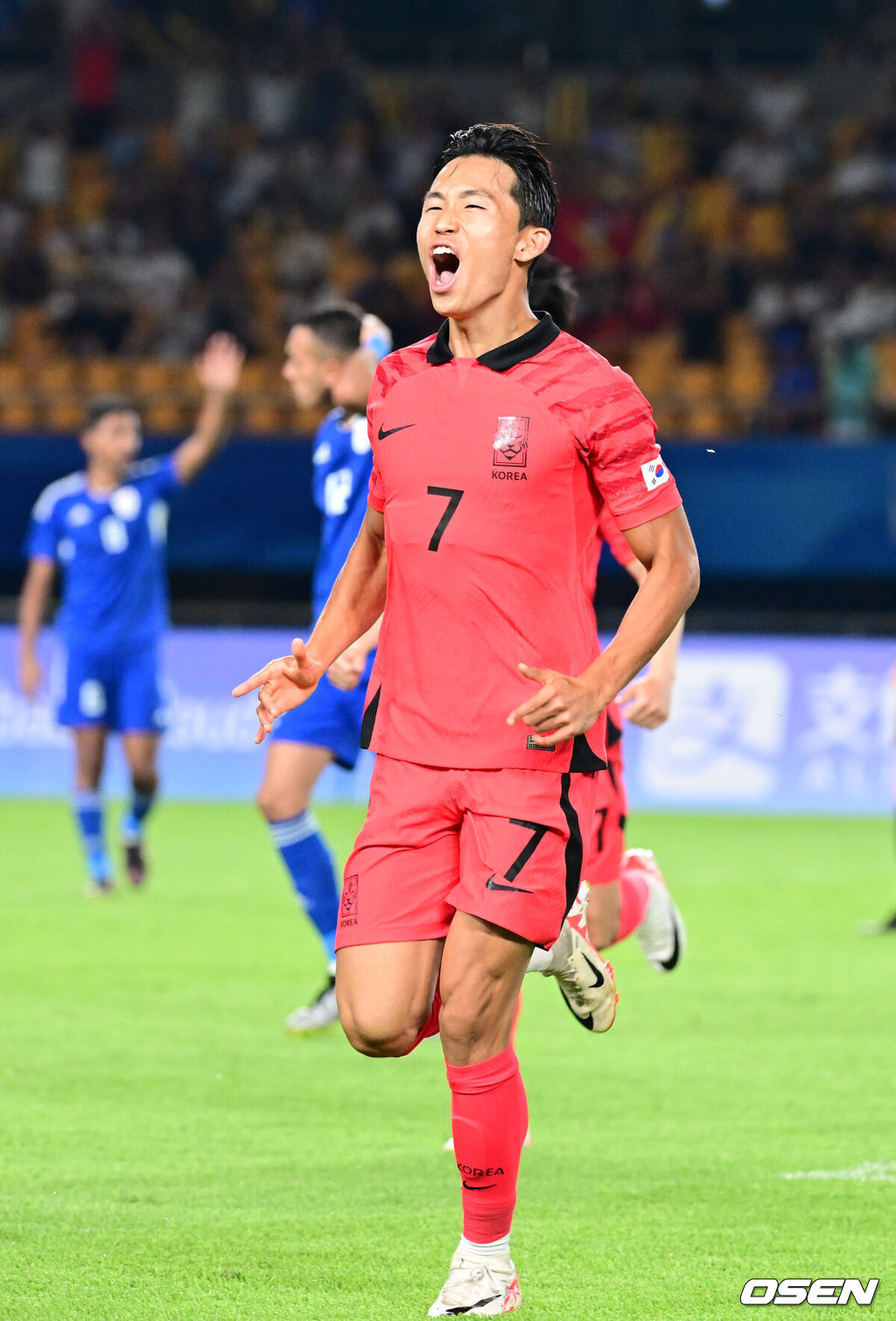 19일 오후 중국 진화 스타디움에서 '제19회 항저우아시아게임' 남자축구 조별리그 E조 1차전 쿠웨이트와 대한민국의 예선 첫 경기가 열렸다.전반 한국 정우영이 선취골을 작렬시킨 뒤 기뻐하고 있다. 2023.09.19 / dreamer@osen.co.kr