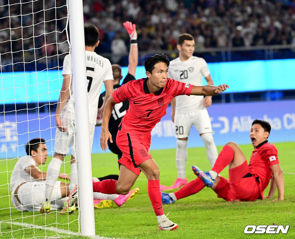 4일 오후 중국 항저우 황룽 스포츠센터 스타디움에서 ‘2022 항저우 아시안게임’ 남자축구 4강 대한민국과 우즈베키스탄의 경기가 열렸다.전반 한국 정우영이 선제골을 작렬시킨 뒤 환호하고 있다. 2023.10.04 / dreamer@osen.co.kr