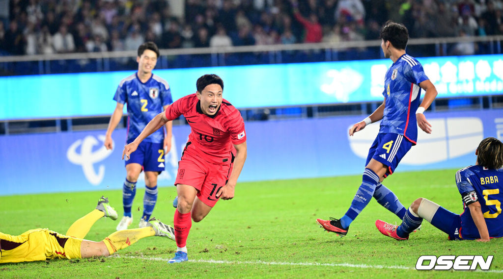 7일 중국 항저우 황룽 스포츠센터 스타디움에서 ‘제19회 항저우 아시안게임’ 남자 축구 결승 대한민국과 일본의 경기가 열렸다.후반 한국 조영욱이 역전골을 작렬시킨 뒤 환호하고 있다. 2023.10.01 / dreamer@osen.co.kr