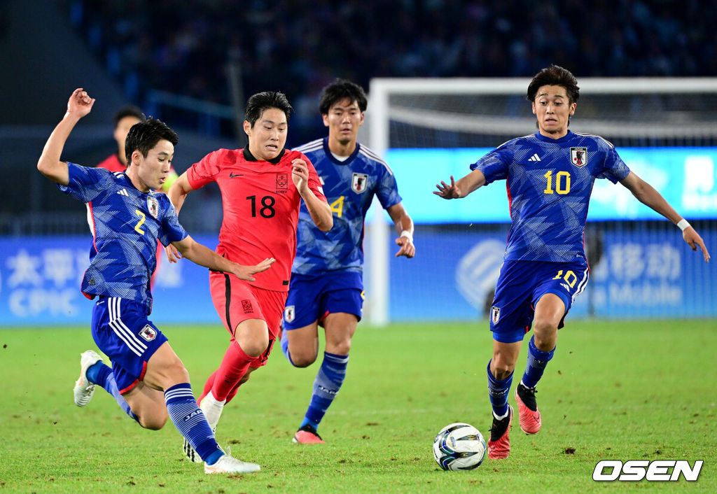 7일 중국 항저우 황룽 스포츠센터 스타디움에서 ‘제19회 항저우 아시안게임’ 남자 축구 결승 대한민국과 일본의 경기가 열렸다.전반 한국 이강인이 돌파를 펼치고 있다. 2023.10.01 / dreamer@osen.co.kr