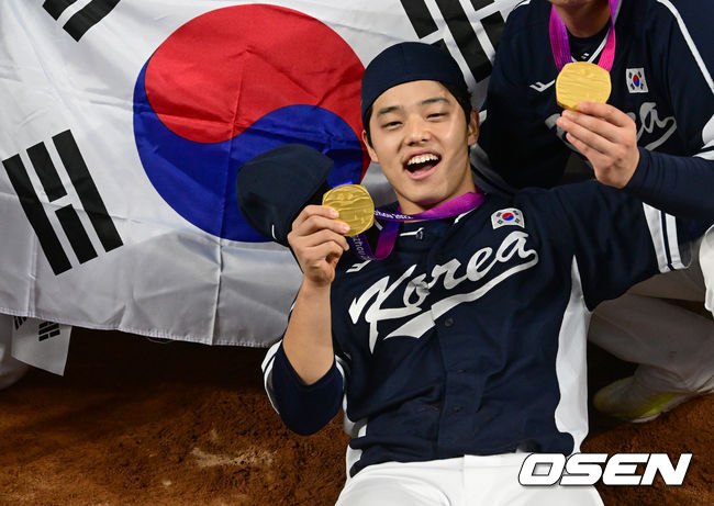 류중일 감독이 이끄는 한국 야구 대표팀이 4회 연속 우승을 차지했다. 한국은 7일(이하 한국시간) 중국 저장성 사오싱 야구장에서 열린 2022 항저우 아시안게임 야구 결승전에서 대만을 2-0으로 눌렀다. 이로써 지난 2일 대만과의 B조 예선 2차전 0-4 완패를 설욕하며 금메달을 목에 걸었다. 경기 종료 후 대한민국 문동주가 세리머니를 하고 있다. 2023.10.07 /ksl0919@osen.co.kr2023.10.07 /ksl0919@osen.co.kr