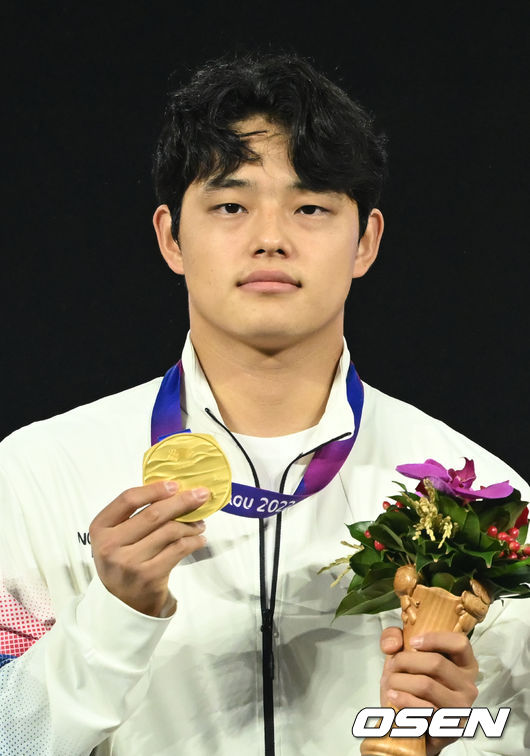 류중일 감독이 이끄는 한국 야구 대표팀이 4회 연속 우승을 차지했다. 한국은 7일(이하 한국시간) 중국 저장성 사오싱 야구장에서 열린 2022 항저우 아시안게임 야구 결승전에서 대만을 2-0으로 눌렀다. 이로써 지난 2일 대만과의 B조 예선 2차전 0-4 완패를 설욕하며 금메달을 목에 걸었다. 경기 종료 후 시상대에서 대한민국 문동주가 금메달과 함께 기념촬영을 하고 있다. 2023.10.07 /ksl0919@osen.co.kr2023.10.07 /ksl0919@osen.co.kr