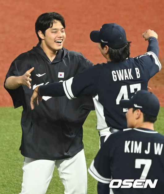 류중일 감독이 이끄는 한국 야구 대표팀이 4회 연속 우승을 차지했다. 한국은 7일(이하 한국시간) 중국 저장성 사오싱 야구장에서 열린 2022 항저우 아시안게임 야구 결승전에서 대만을 2-0으로 눌렀다. 이로써 지난 2일 대만과의 B조 예선 2차전 0-4 완패를 설욕하며 금메달을 목에 걸었다. 승리가 확정된 순간 대한민국 문동주, 곽빈이 기쁨을 나누고 있다. 2023.10.07 