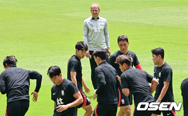 클린스만 감독이 선수들의 훈련을 지켜보고 있다. 2023.06.15 / foto0307@osen.co.kr