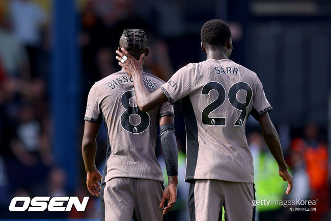 LUTON, ENGLAND - OCTOBER 7:  during the Premier League match between Luton Town and Tottenham Hotspur at Kenilworth Road on October 7, 2023 in Luton, United Kingdom. (Photo by Marc Atkins/Getty Images)