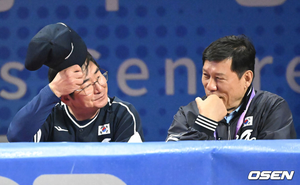 류중일 감독이 이끄는 한국 야구 대표팀이 4회 연속 우승을 차지했다. 한국은 7일(이하 한국시간) 중국 저장성 사오싱 야구장에서 열린 2022 항저우 아시안게임 야구 결승전에서 대만을 2-0으로 눌렀다. 이로써 지난 2일 대만과의 B조 예선 2차전 0-4 완패를 설욕하며 금메달을 목에 걸었다. 경기 종료 후 류중일 감독, 허구연 KBO 총재가 이야기를 나누고 있다. 2023.10.07 /ksl0919@osen.co.kr