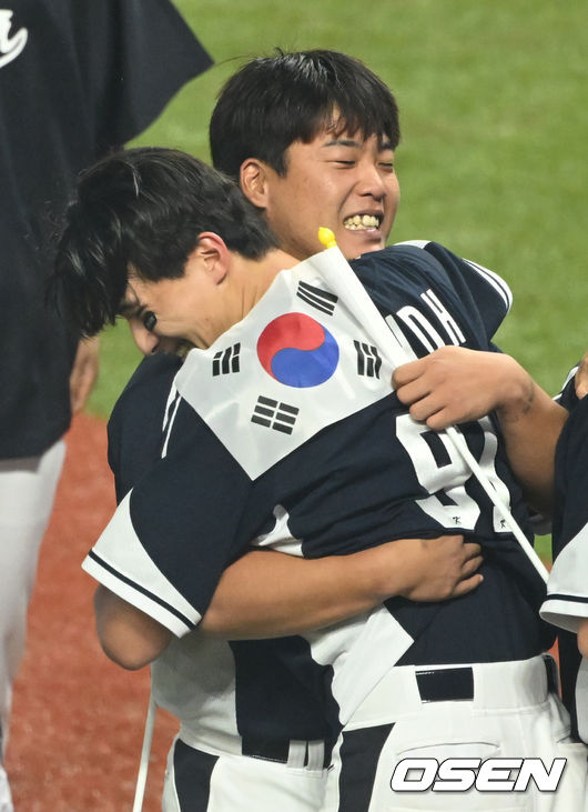 경기 종료 후 대한민국 강백호, 윤동희가 포옹을 하고 있다. 2023.10.07 /ksl0919@osen.co.kr