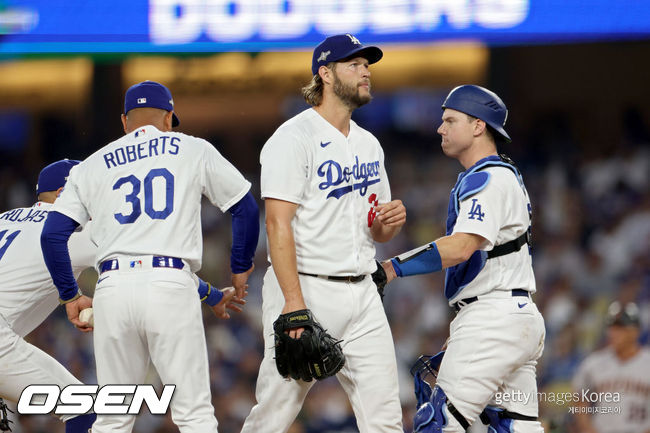 [사진] LA 다저스 데이브 로버츠 감독이 클레이튼 커쇼를 교체하고 있다. ⓒGettyimages(무단전재 및 재배포 금지)