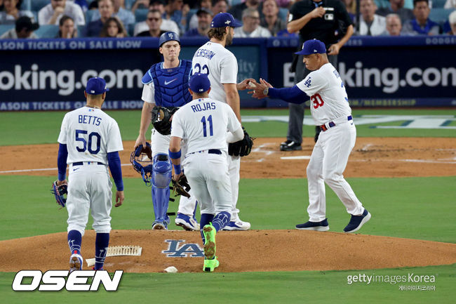 [사진] LA 다저스 데이브 로버츠 감독이 클레이튼 커쇼를 교체하고 있다. ⓒGettyimages(무단전재 및 재배포 금지)