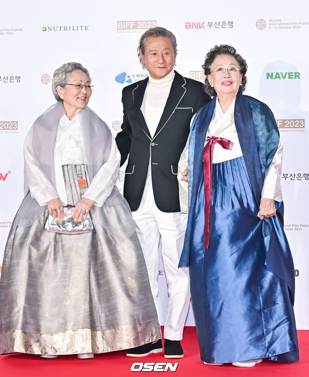 4일 오후 ‘부산 해운대구 영화의전당 야외극장에서 제28회 부산국제영화제(BIFF)' 개막식 레드카펫 행사가 열렸다.  배우 김영옥과 박근형, 나문희가 포즈를 취하고 있다.     2023.10.04 /soul1014@osen.co.kr