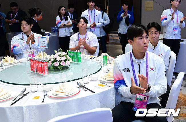 해단식에 참석한 축구 정우영-백승호, 야구 문동주와 노시환이 박수를 보내고 있다. 2023.10.08 / dreamer@osen.co.kr