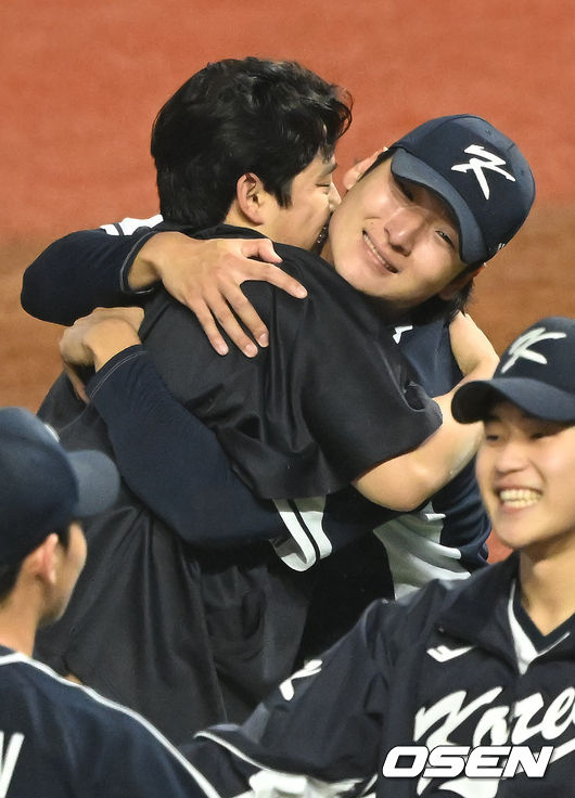 류중일 감독이 이끄는 한국 야구 대표팀이 4회 연속 우승을 차지했다. 한국은 7일(이하 한국시간) 중국 저장성 사오싱 야구장에서 열린 2022 항저우 아시안게임 야구 결승전에서 대만을 2-0으로 눌렀다. 이로써 지난 2일 대만과의 B조 예선 2차전 0-4 완패를 설욕하며 금메달을 목에 걸었다. 경기 종료 후 대하민국 문동주, 곽빈이 포옹을 하고 있다. 2023.10.07 /