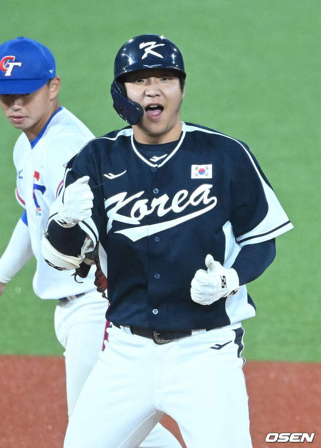 7일 오후 중국 저장성 사오싱 야구·소프트볼 스포츠센터 ‘2022 항저우 아시안게임’ 대한민국과 대만의 결승전 경기가 열렸다.  2회초 대한민국 선두타자 문보경이 2루타를 날린 뒤 세리머니를 하고 있다.  2023.10.07 /ksl0919@osen.co.kr2023.10.07 /ksl0919@osen.co.kr