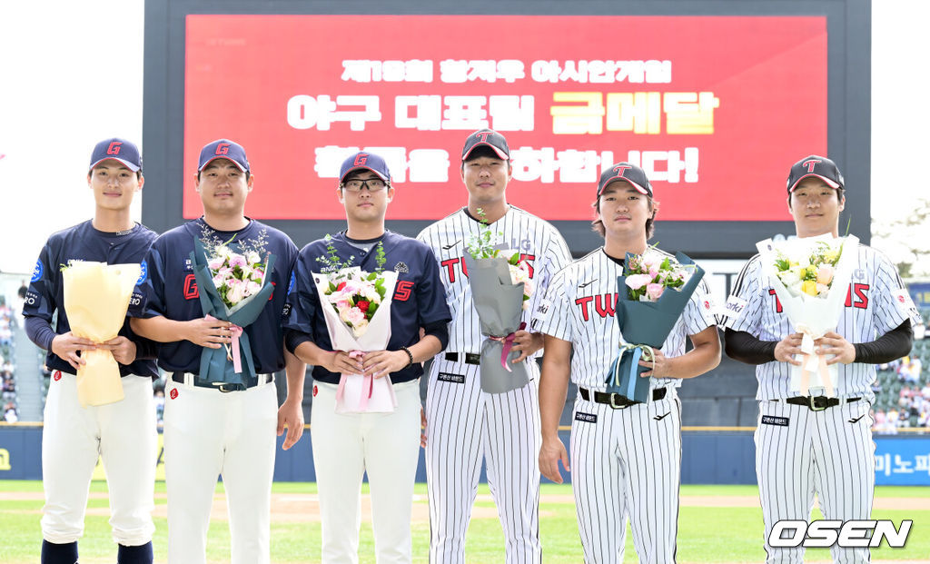 9일 오후 서울 잠실야구장에서 ‘2023 신한은행 SOL KBO리그’ 두산 베어스와 롯데 자이언츠의 경기가 열렸다.경기 전 항저우 아시안게임에서 금메달을 획득한 롯데 윤동희, 나균안, 박세웅, LG 정우영, 고우석, 문보경의 꽃다발 전달식이 열렸다. 2023.10.09 /cej@osen.co.kr