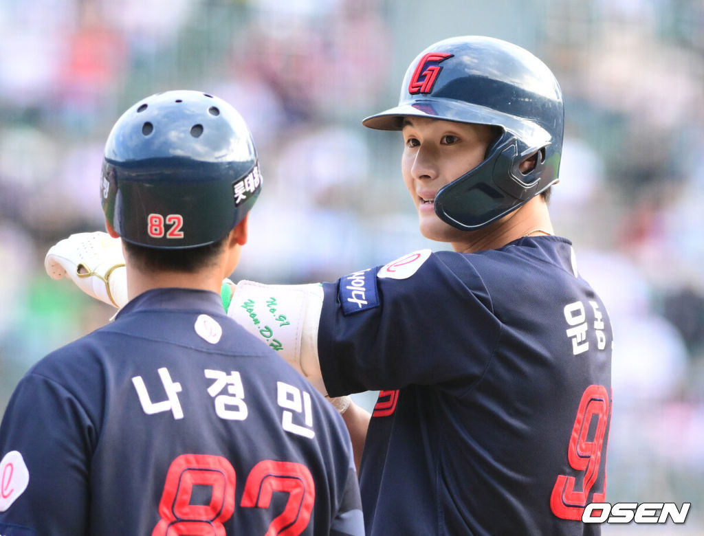 9일 오후 서울 잠실야구장에서 ‘2023 신한은행 SOL KBO리그’ 두산 베어스와 롯데 자이언츠의 경기가 열렸다.6회초 2사 3루 롯데 윤동희가 좌중간으로 향하는 적시타를 날린 뒤 기뻐하고 있다. 2023.10.09 /cej@osen.co.kr