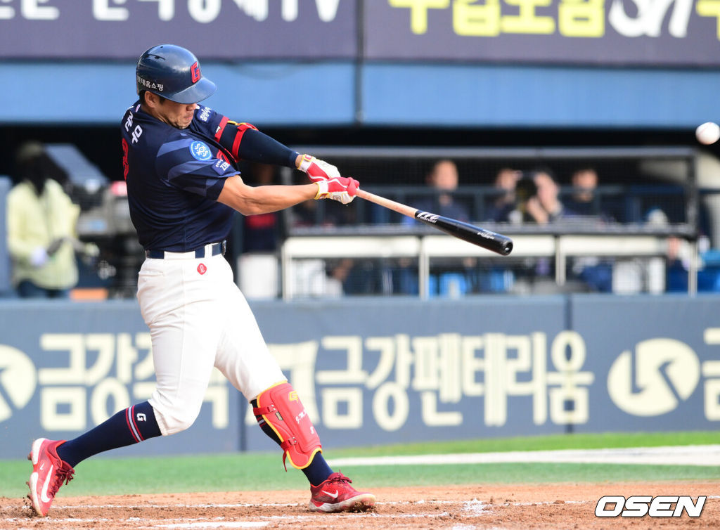 9일 오후 서울 잠실야구장에서 ‘2023 신한은행 SOL KBO리그’ 두산 베어스와 롯데 자이언츠의 경기가 열렸다.7회초 롯데 선두타자 전준우가 좌월 솔로 홈런을 날리고 있다. 2023.10.09 /cej@osen.co.kr