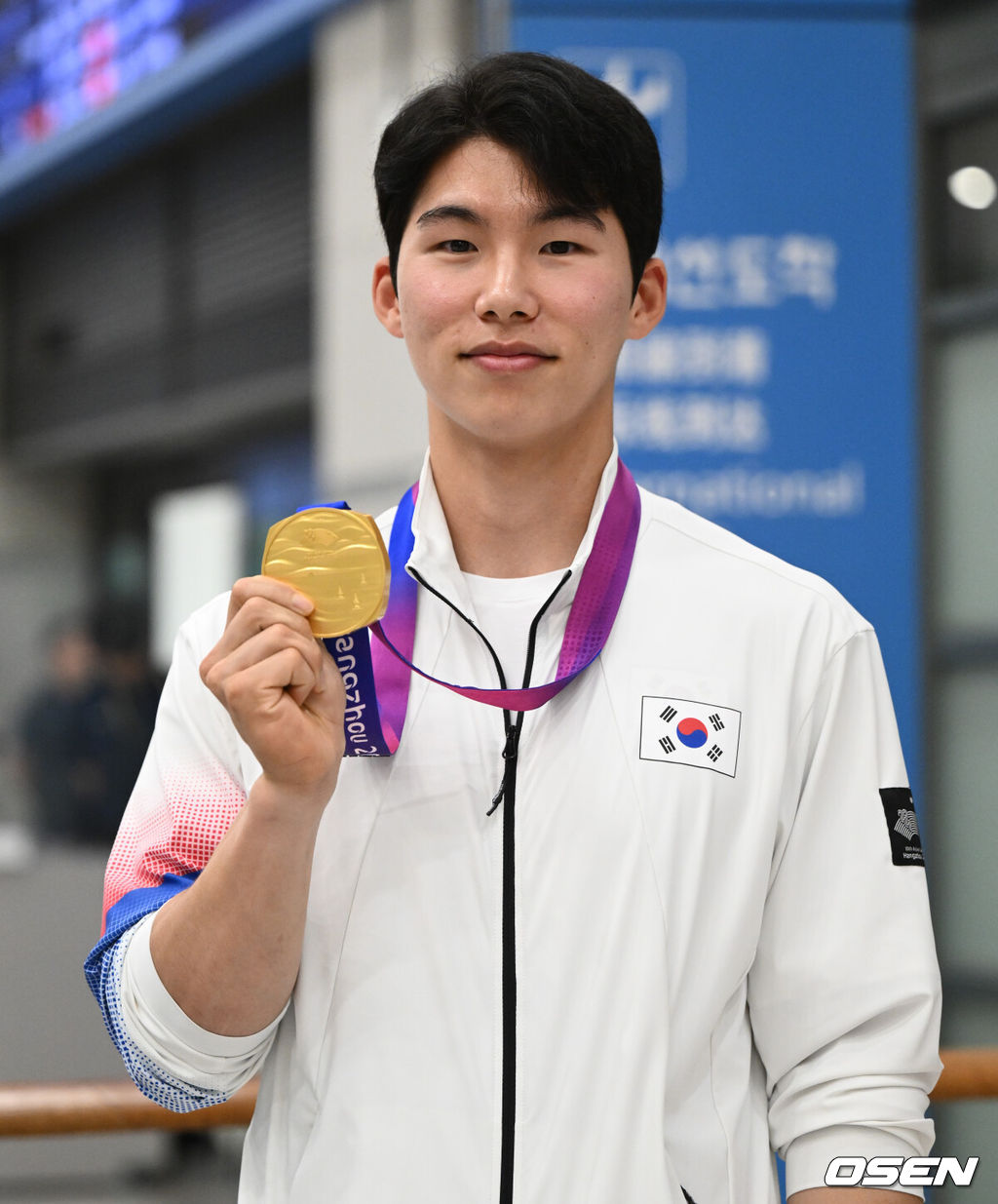 2022 항저우 아시안게임을 마친 야구 대표팀이 8일 인천국제공항을 통해 귀국했다.야구대표팀 주장 김혜성이 포즈를 취하고 있다.  2023.10.08 /cej@osen.co.kr