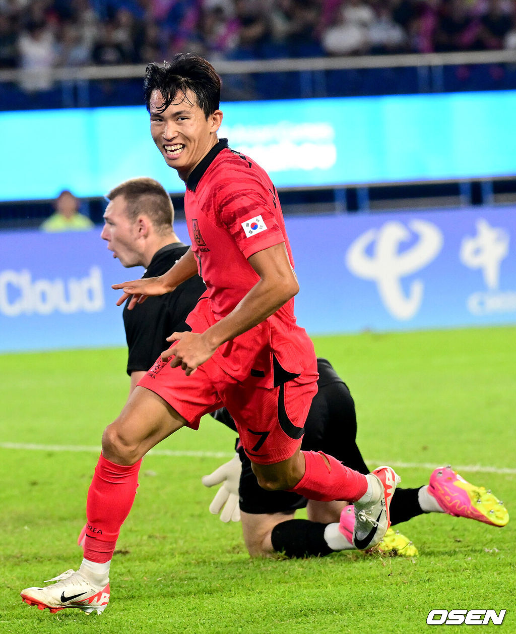 4일 오후 중국 항저우 황룽 스포츠센터 스타디움에서 ‘2022 항저우 아시안게임’ 남자축구 4강 대한민국과 우즈베키스탄의 경기가 열렸다.전반 한국 정우영이 팀 두번째 골을 작렬시킨 뒤 기뻐하고 있다. 2023.10.04 / dreamer@osen.co.kr
